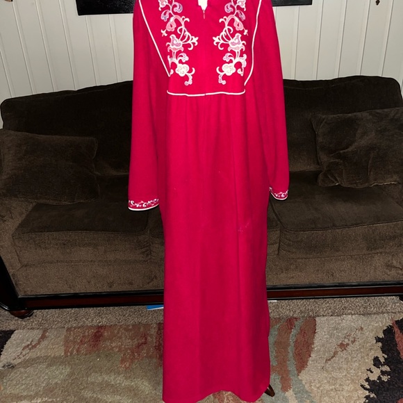 Vanity Fair • Vintage • 1970’s • Large • Burgundy • Floral • Embroidery • Robe - Picture 7 of 13